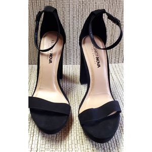 Fashion Nova Los Angeles Chunky Heel Sandal Size 9